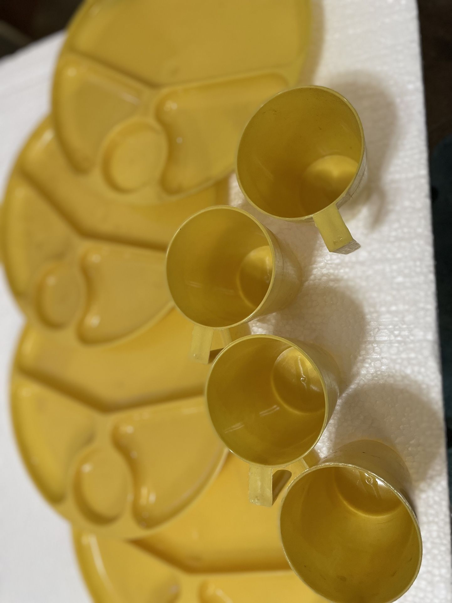 Retro Reusable Dinner Plates, 4 Pack 9”Plastic Divided Plates 3-Compartment Dinner Plates Includes original cups Yellow color