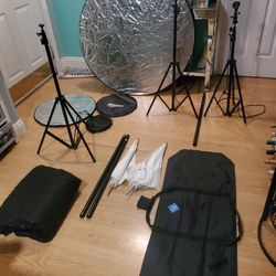 Photography Lighting Kit....2 Umbrellas, 3 Stands, 2 Light Reflectors 2 Back Droos Carrying Case..Great Condition!