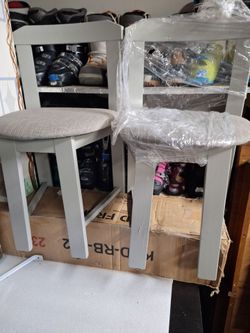 2 bew acent chairs
