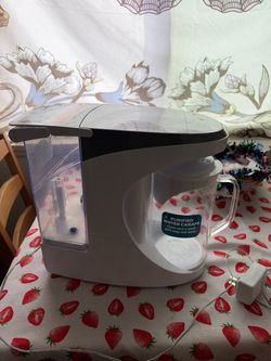 AquaTru Water dispenser and pitcher