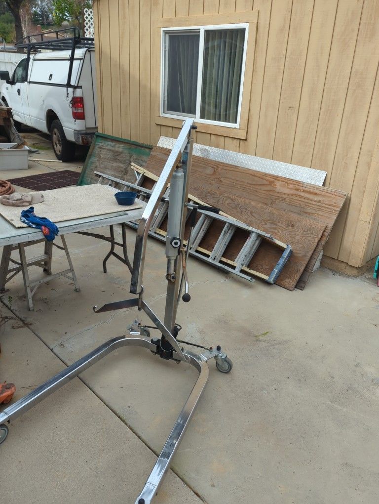 manual hydraulic patient lift also known as a Hoyer lift