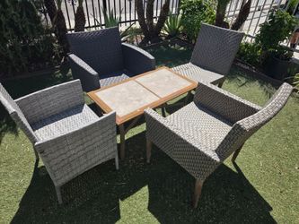 Outdoor Wicker Patio Set 4 Chairs and Table