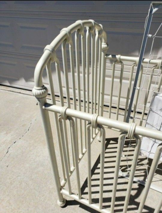 Iron Baby Crib Nursery furniture & Decor