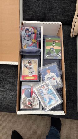 LARGE 2 TIER BOX FULL OF SPORTS CARDS IN TOP LOADERS WITH SOME AUTOS, JERSEYS, ROOKIES, # CARDS ONLY 125.00 DOLLARS