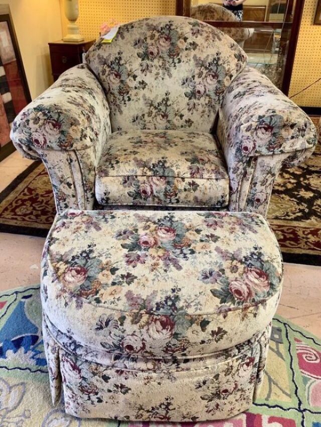 Comfy Floral Chair w Ottoman