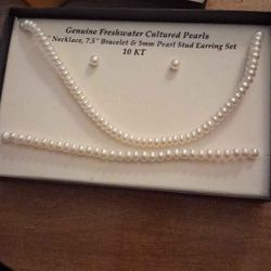 10Kt Pearl Necklace Bracelet And Earring Set 150$ Obo