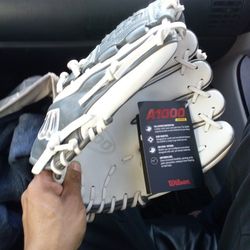 Wilson A1000 Fastpitch Pitcher Baseball Glove 12"