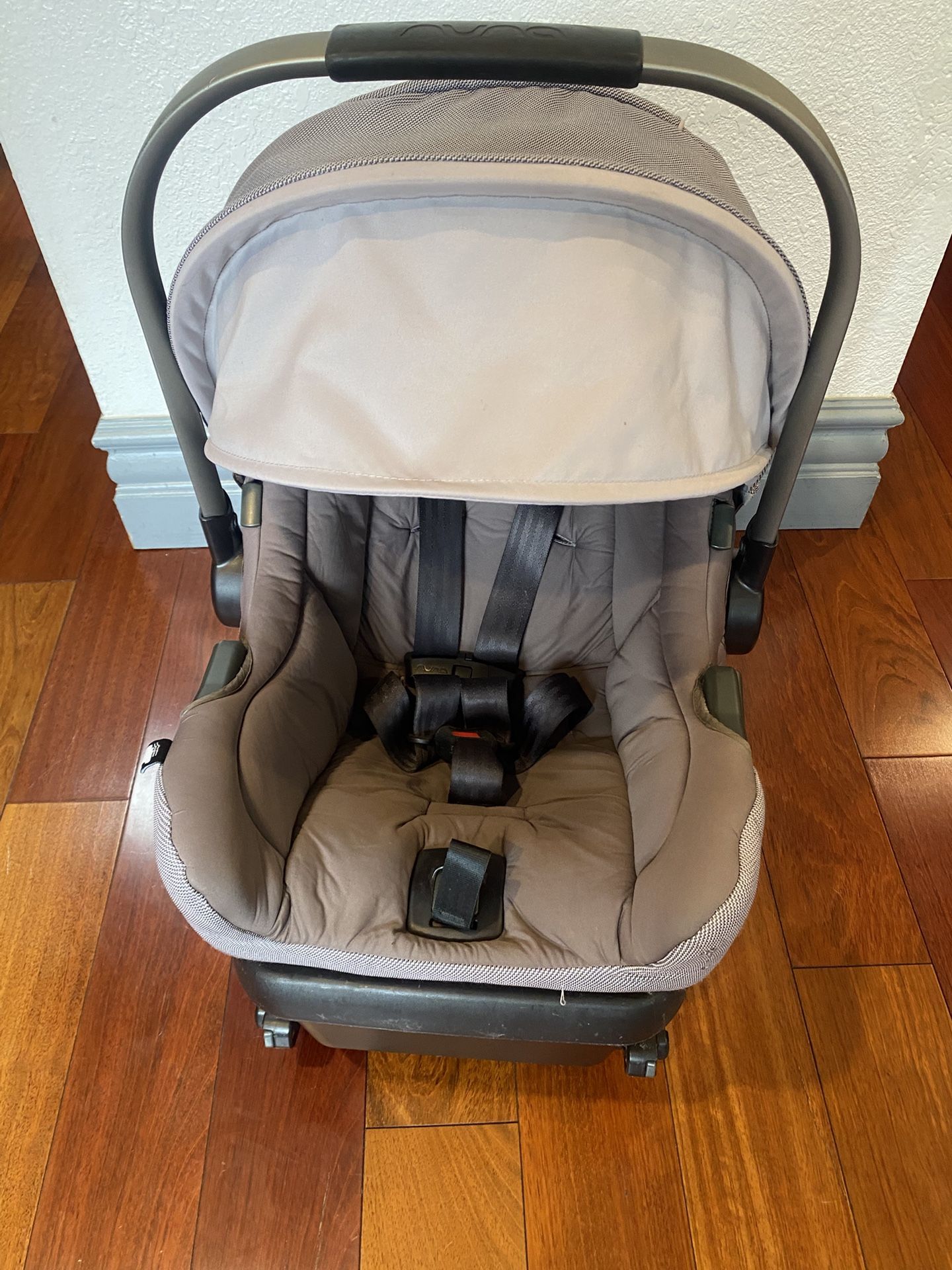 Nuna Infant Car Seat With Base