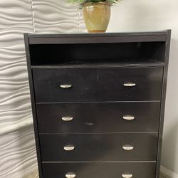 Very nice cabinets dresser