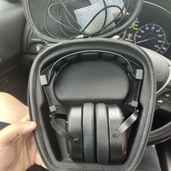 Studio Over Ear Closed Headphones 