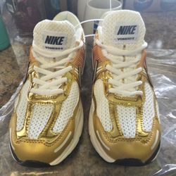 Nike Women's Zoom Vomero 5