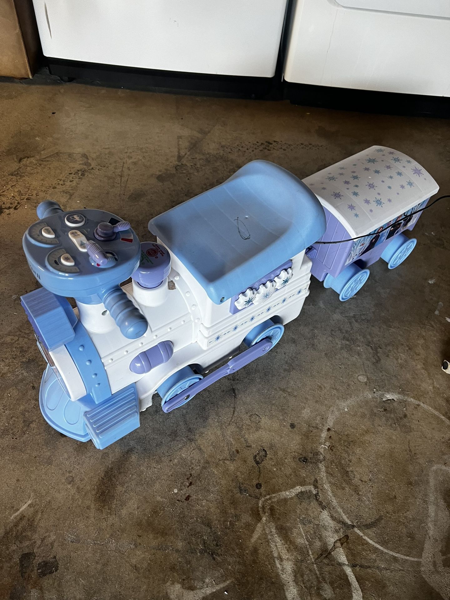 Disney Frozen Ride On Train Set With Complete Track And Caboose W/storage Elsa