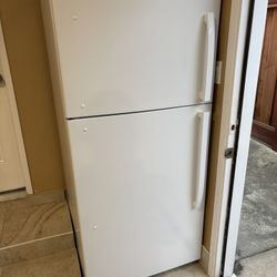 Insignia Refrigerator - 18 Cu. Ft. 