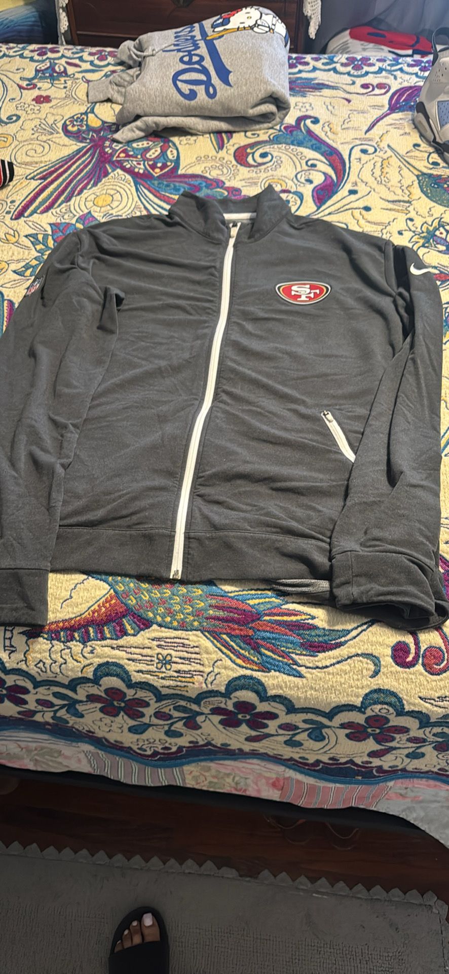 SF 49ers sweatshirt