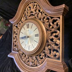 Beautiful decorative home accent, wall clock; W17/7xH19/7xD2 inch Lbs2.8 Wood like composite wall accent clock  Battery operated in excellent conditio