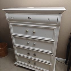 ✨ Vintage White Dresser w/ Custom Hardware – Solid & Unique ✨