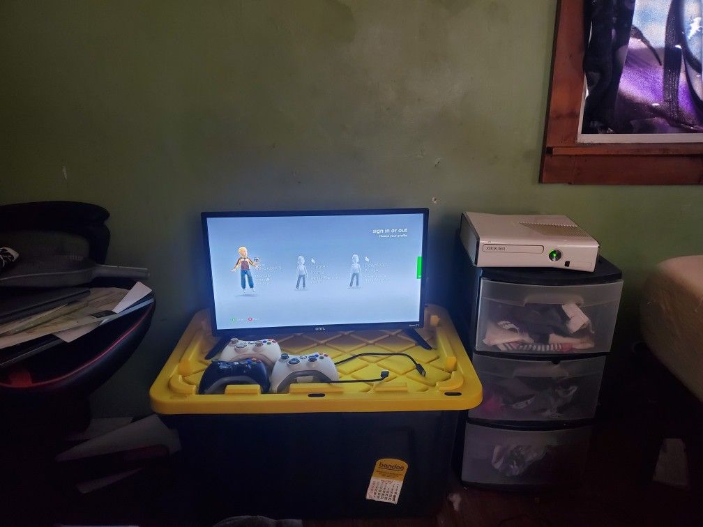 Xbox 360 Set Up TV And 4 Controllers And Games 