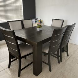 Dining table Seats 6 With Table Extender For 8 