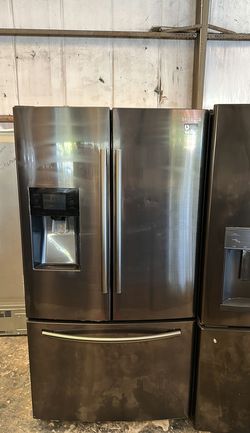 Samsung Fridge with Ice Maker and Water Dispenser