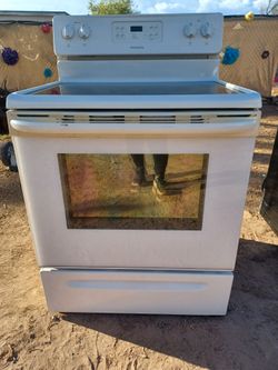 STOVE FRIGIDAIRE ELECTRIC EVERTING WORKS DELIVERY AND INSTALLATION AVAILABLE