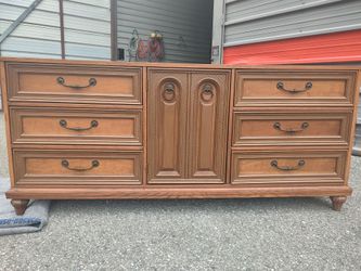 Beautiful vintage Bassett dresser