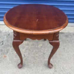 Thomasville round end table 