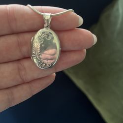 Like new large oval locket