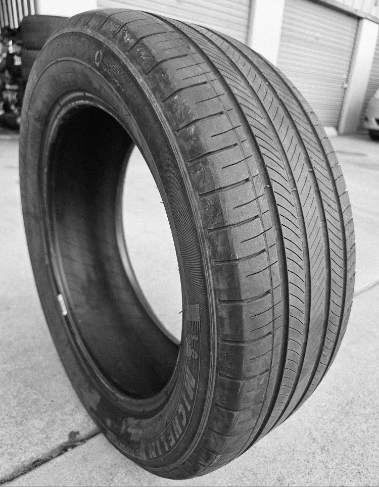 215/55/17 USED TIRE (MOBILE UNTIL 10PM)