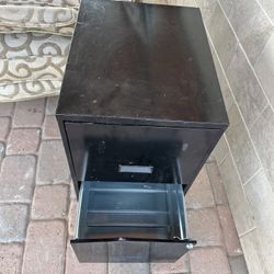 2 Drawer Filing Cabinet Used (NO KEY)