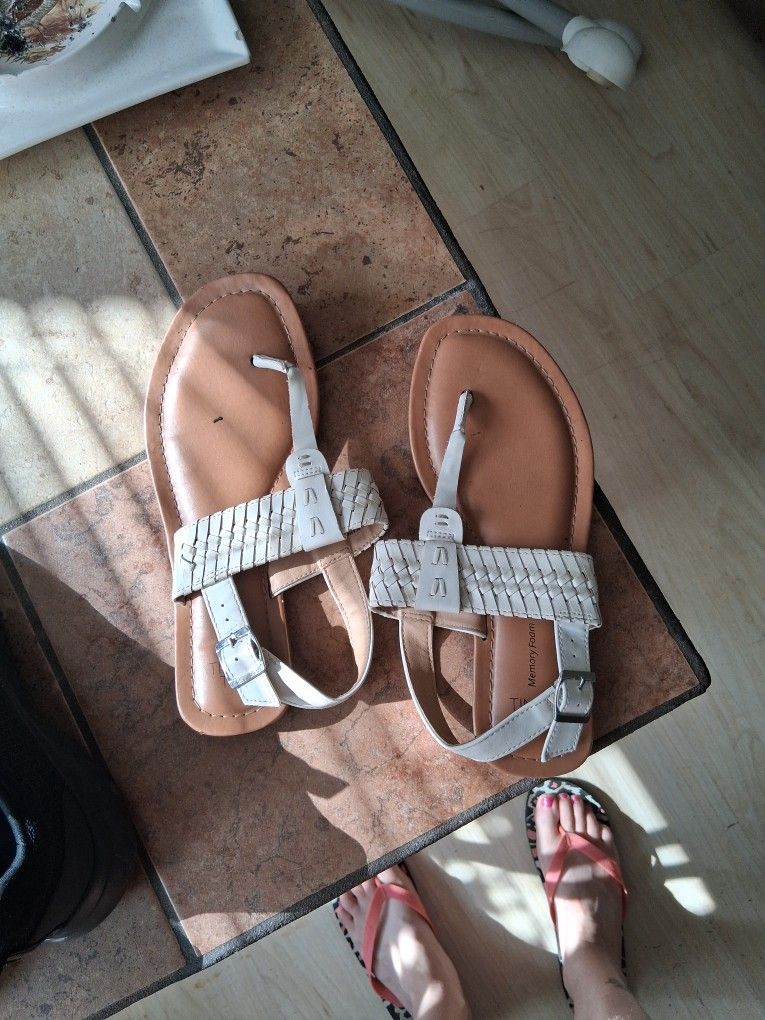 White True Time Sandals Size 7