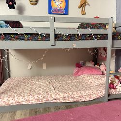 Twin bunk bed