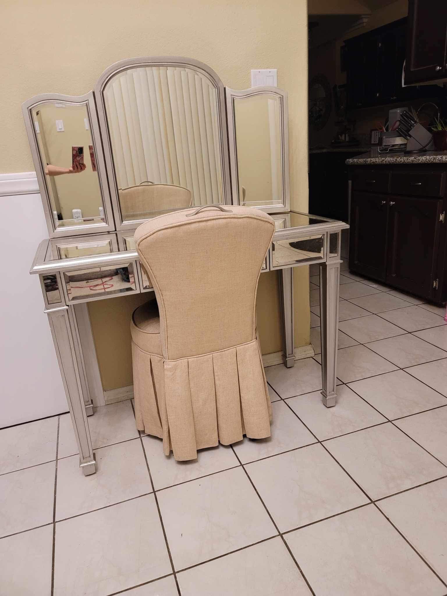 Pier 1 Hayworth Mirror Vanity with Chair 350 dlls. obo (good
