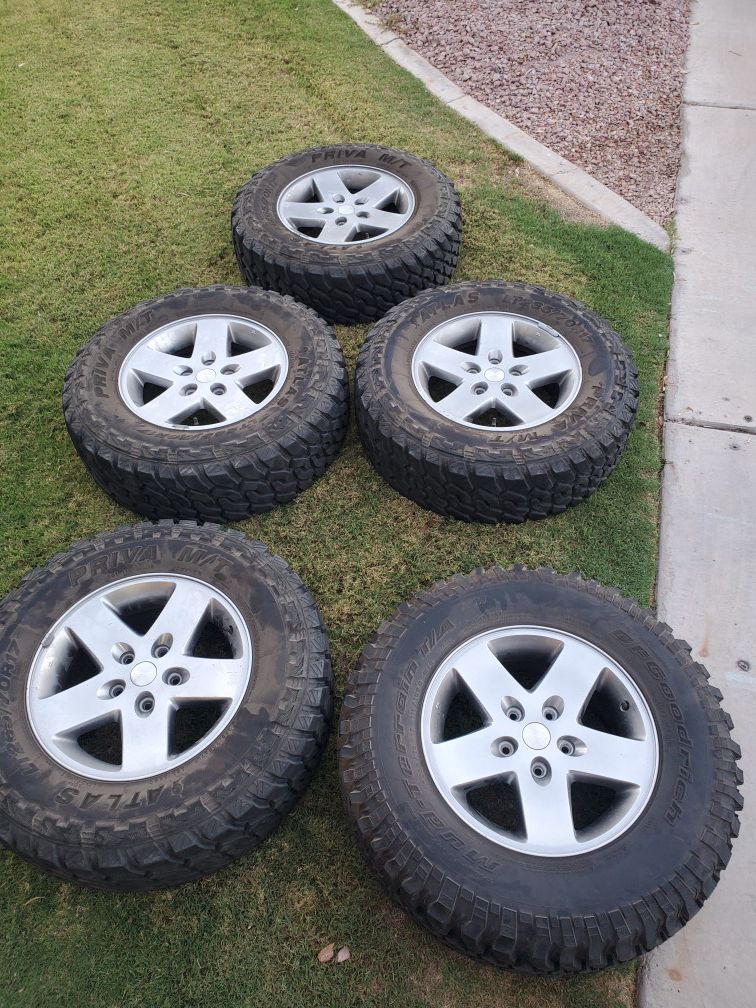 Set of 5 31" wheels (LT265/70R17) *where it says jeep on rim comes off*