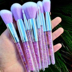 Super cute purple makeup brushes💜