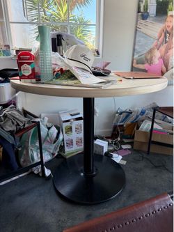Round dining table