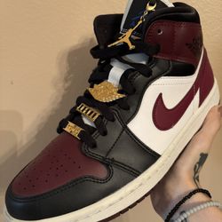 Wmns Air Jordan 1 Mid SE 'Gold Pendants'
