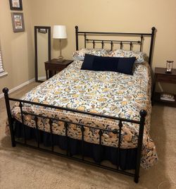 Queen Size Metal Platform Bed Frame, Vintage Headboard, Black.