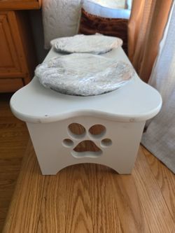 This white elevated pet feeding station
