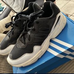 Men's Adidas Torsion Size 10