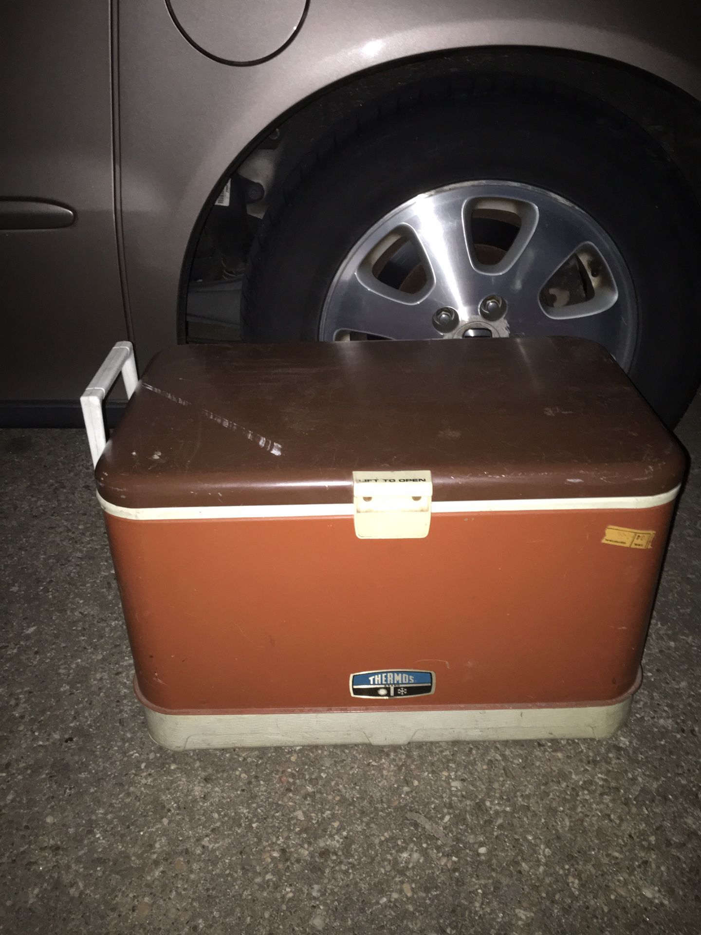 Nice large cooler only 20$ FIRM