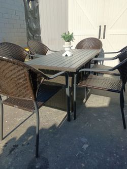 Wicker Hampton Bay table set