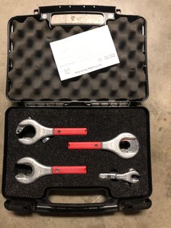 Ratcheting tubing cutters