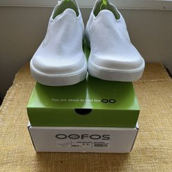 NEW OOFOS Men’s OOmg eeZee  Sneakers White Shoes Size 9.5