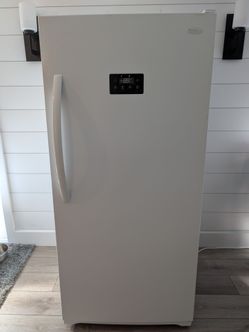 Freezer Danby Designer Model DUF138E1WDD (13.8 cu. ft. upright freezer)