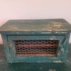 VINTAGE ANTIQUE PRIMITIVE TABLE TOP PIE SAFE CABINET WITH CHICKEN WIRE