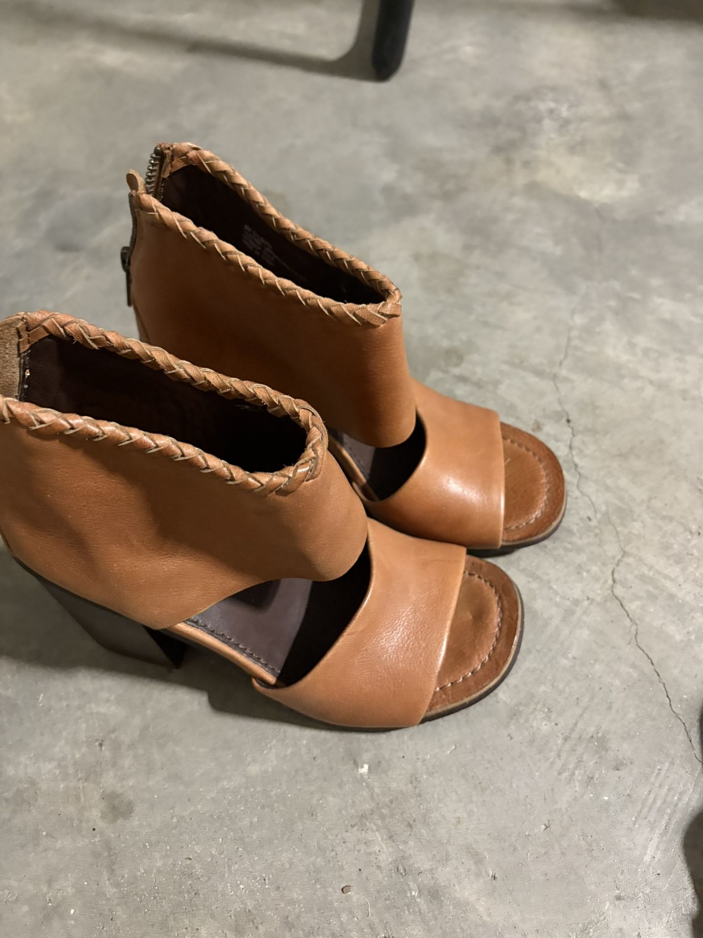 Ladies Stylish Heels Size 6.5