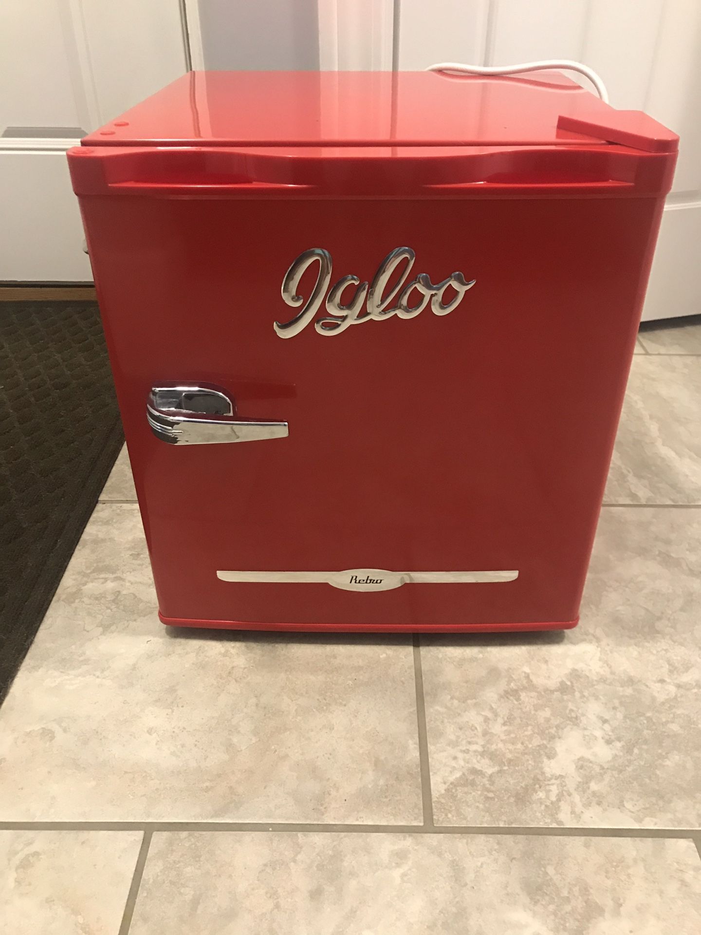 Igloo Red Retro Mini Fridge 1.6 cf Silver Hardware Bottle Opener