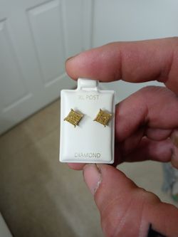 1/4 ct canary diamond earrings!!!
