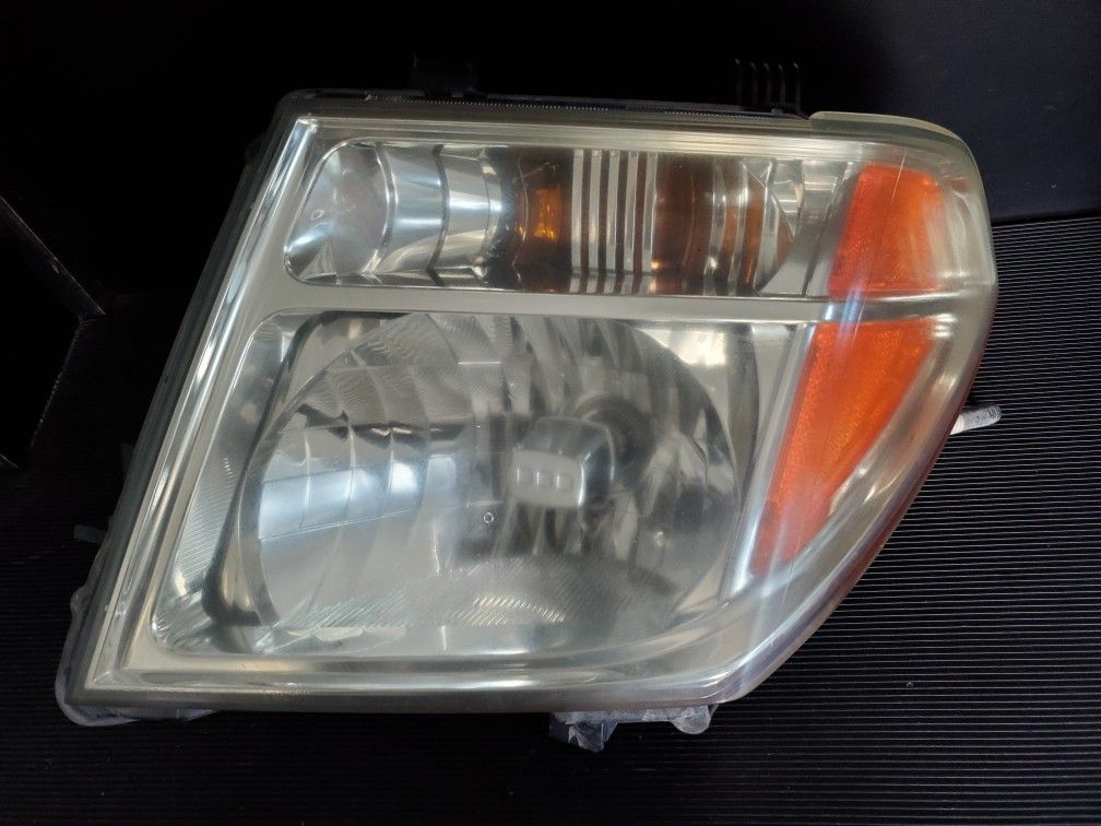 05 - 08 Nissan Pathfinder Frontier Driver Right Headlight