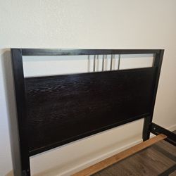 QUEEN WOOD BED MAHOGANY STAIN COLOR 